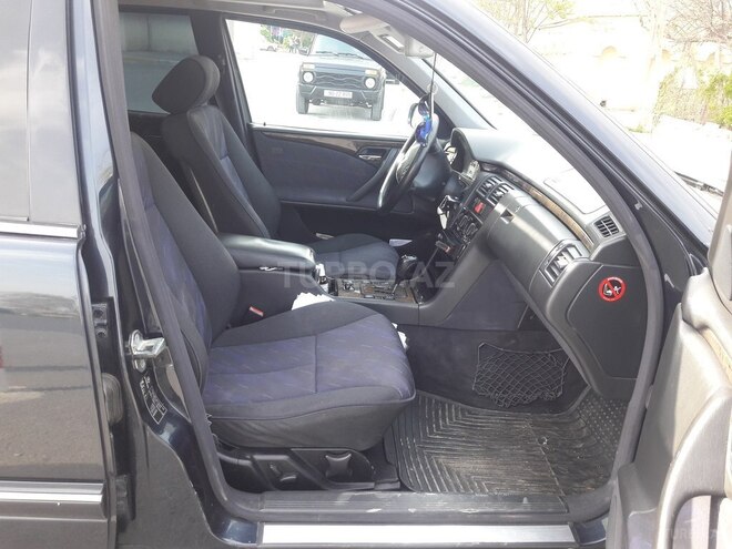 Mercedes E 240 2001, 298,000 km - 2.6 l - Bakı