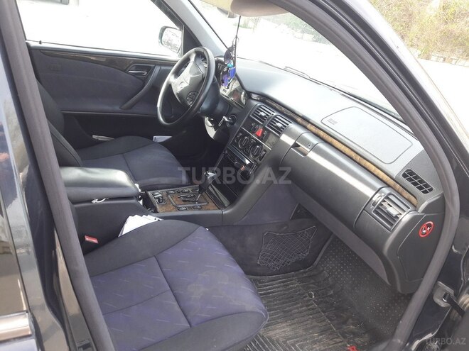 Mercedes E 240 2001, 298,000 km - 2.6 l - Bakı