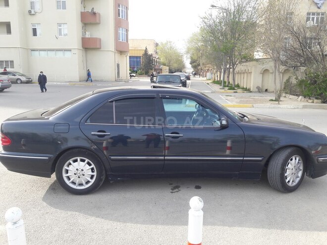 Mercedes E 240 2001, 298,000 km - 2.6 l - Bakı