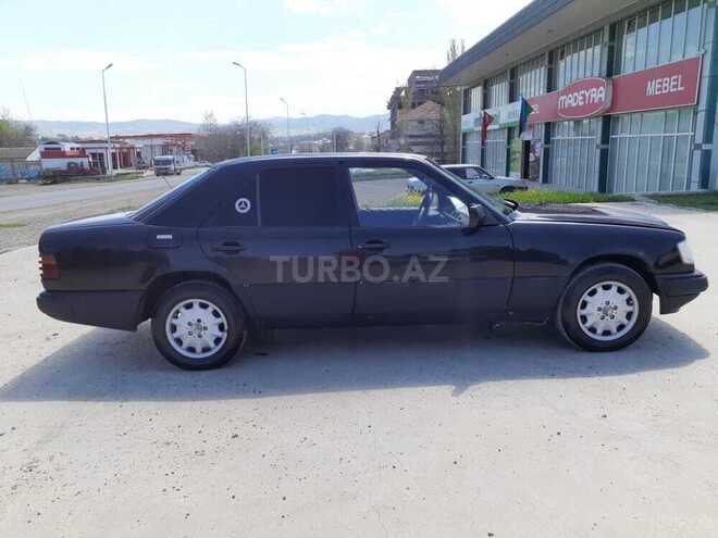 Mercedes E 250 1986, 458,200 km - 2.5 l - Qazax