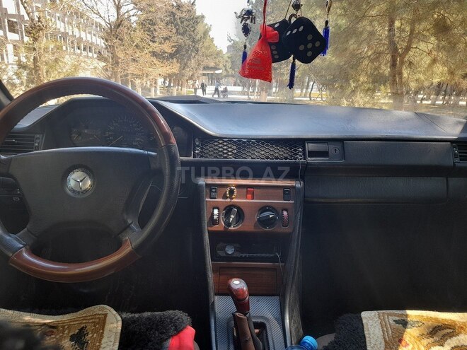 Mercedes E 250 1993, 258,000 km - 2.5 l - Sumqayıt