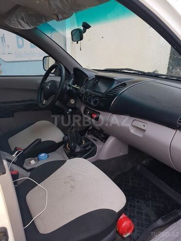 Mitsubishi L200 2013, 200,000 km - 2.5 l - Bakı