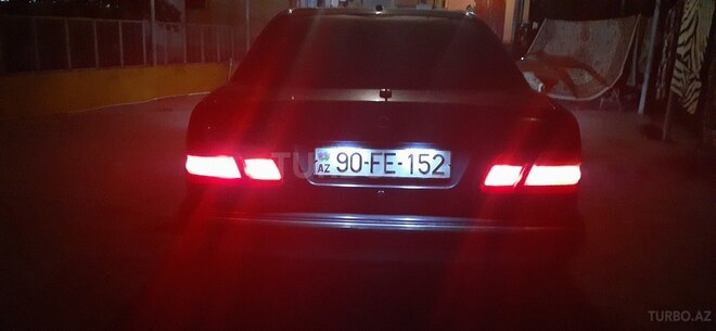 Mercedes E 280 2001, 403,000 km - 2.8 л - Saatlı