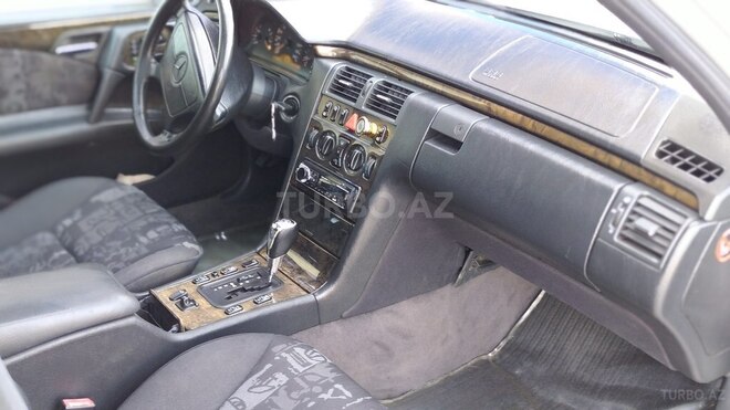 Mercedes E 240 1998, 320,000 km - 2.4 l - Bakı