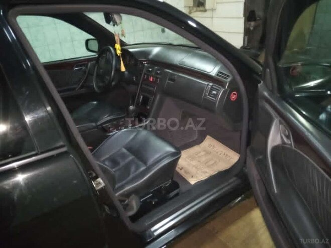 Mercedes E 240 1999, 258,000 km - 2.4 l - Quba
