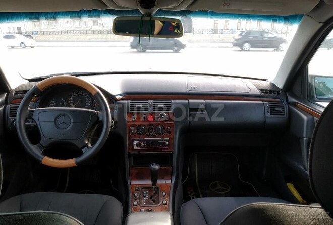 Mercedes E 240 1998, 130,000 km - 2.4 l - Bakı