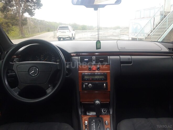Mercedes E 230 1995, 325,000 km - 2.3 л - Quba
