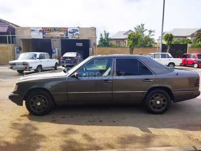 Mercedes E 250 1989, 135,000 km - 2.5 l - Biləsuvar