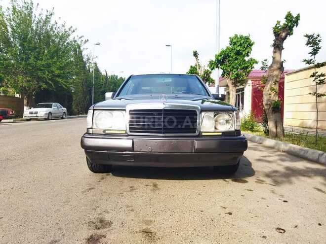 Mercedes E 250 1989, 135,000 km - 2.5 l - Biləsuvar