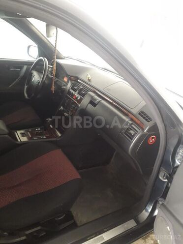 Mercedes E 220 2000, 193,000 km - 2.2 l - Bakı