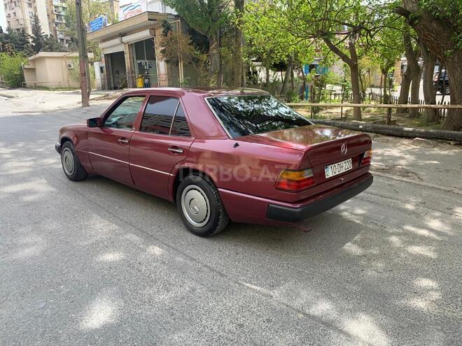 Mercedes E 220 1993, 263,800 km - 2.2 l - Bakı
