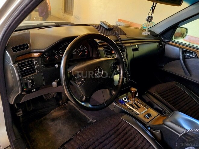 Mercedes E 240 1999, 160,000 km - 2.4 л - Yardımlı