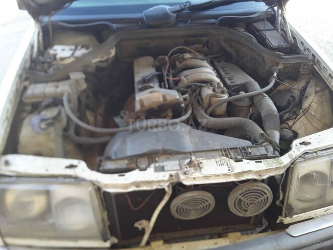 Mercedes E 200 1987, 680,450 km - 2.0 l - Biləsuvar
