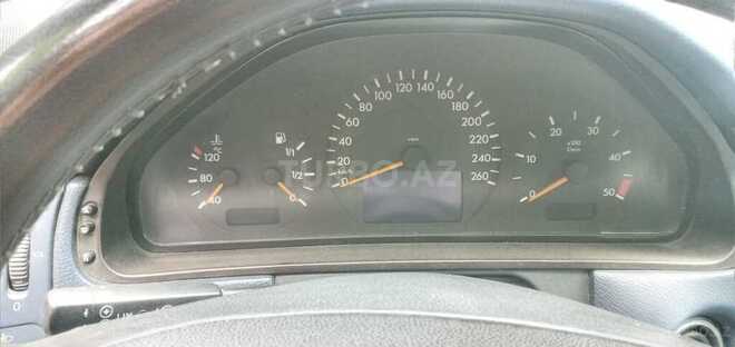 Mercedes E 220 2001, 520,500 km - 2.2 l - Balakən