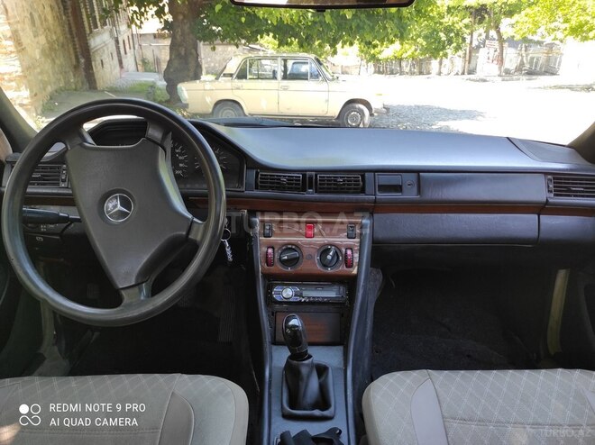 Mercedes E 250 1991, 256,000 km - 2.5 l - Şəki