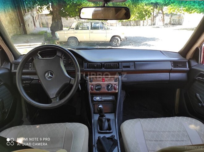 Mercedes E 250 1991, 256,000 km - 2.5 l - Şəki