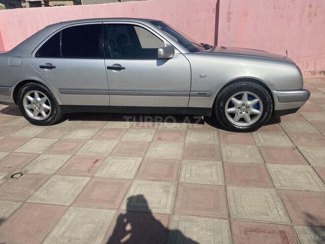 Mercedes E 220 1999, 327,000 km - 2.2 l - Sumqayıt