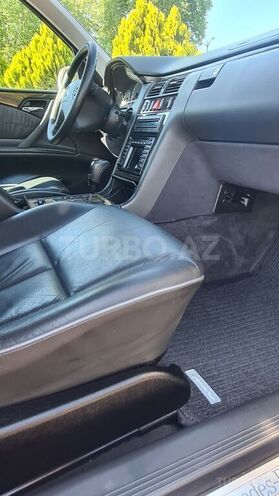Mercedes E 240 2001, 194,000 km - 2.4 l - Masallı