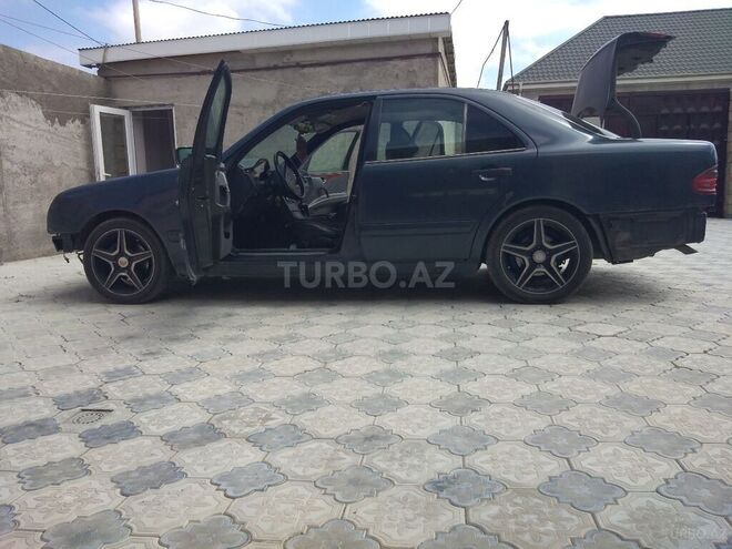 Mercedes E 220 1996, 220,000 km - 2.5 l - Xaçmaz