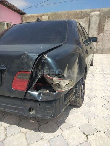 Mercedes E 220 1996, 220,000 km - 2.5 l - Xaçmaz