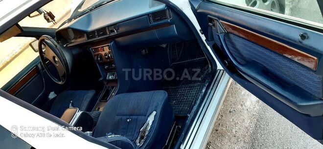 Mercedes E 200 1990, 429,670 km - 2.0 l - Quba