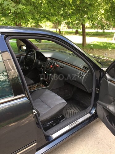 Mercedes E 240 2000, 318,240 km - 2.4 л - Mingəçevir