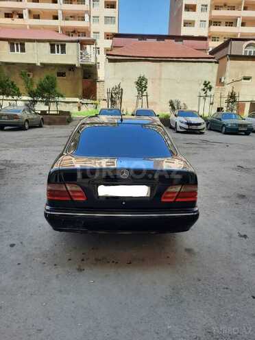 Mercedes E 240 2001, 306,000 km - 2.4 l - Bakı