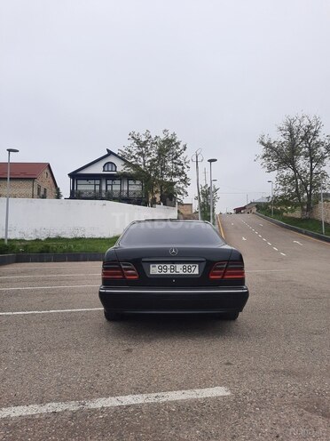 Mercedes E 220 2000, 394,000 km - 2.2 l - Quba