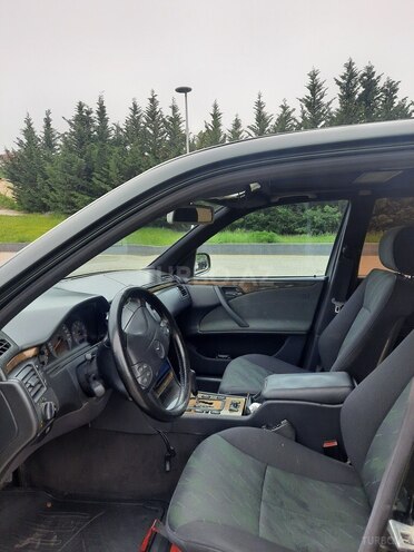 Mercedes E 220 2000, 394,000 km - 2.2 l - Quba