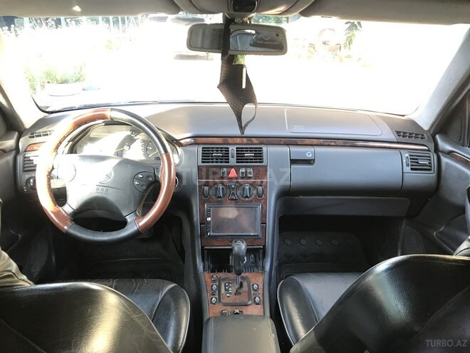 Mercedes E 220 2000, 333,200 km - 2.2 л - Sabirabad