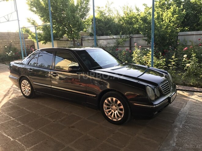 Mercedes E 220 2000, 333,200 km - 2.2 л - Sabirabad