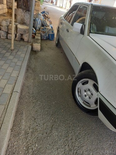 Mercedes E 200 1992, 285,000 km - 2.0 l - Quba