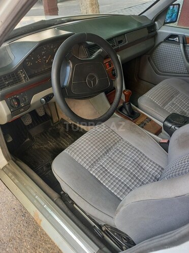 Mercedes E 200 1992, 285,000 km - 2.0 l - Quba