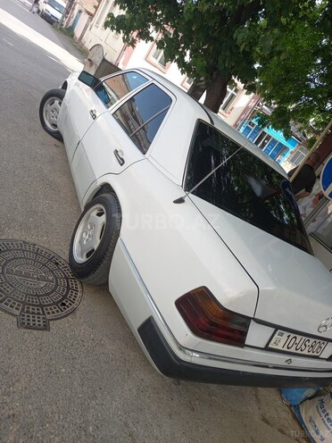 Mercedes E 200 1992, 285,000 km - 2.0 l - Quba