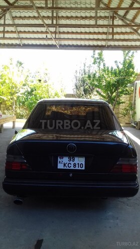 Mercedes E 220 1994, 298,500 km - 2.2 l - Bakı
