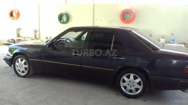 Mercedes E 220 1994, 298,500 km - 2.2 l - Bakı