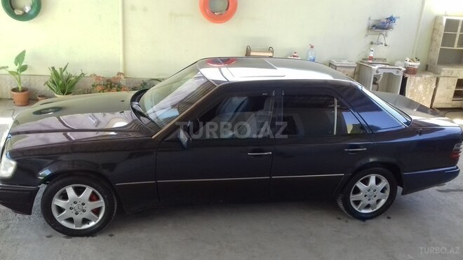 Mercedes E 220 1994, 298,500 km - 2.2 l - Bakı