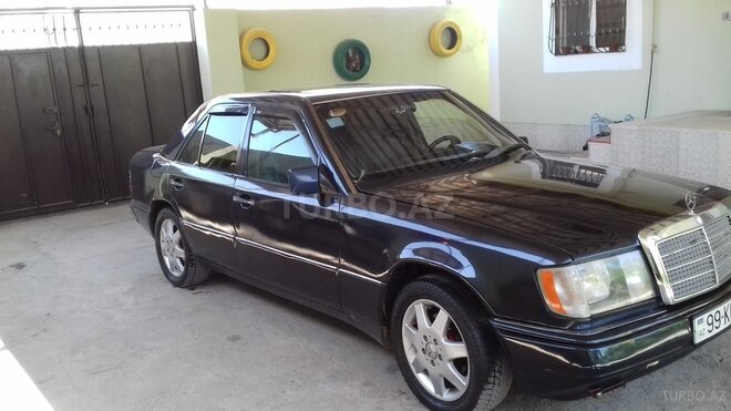 Mercedes E 220 1994, 298,500 km - 2.2 l - Bakı