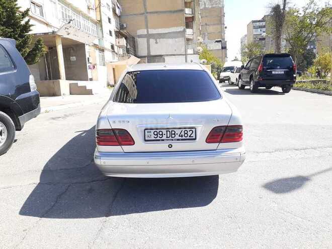 Mercedes E 220 2001, 330,000 km - 2.2 l - Yevlax