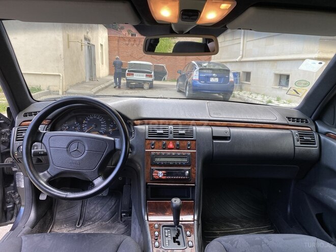 Mercedes E 240 1997, 256,858 km - 2.4 l - Gəncə