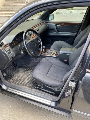 Mercedes E 240 1997, 256,858 km - 2.4 l - Gəncə