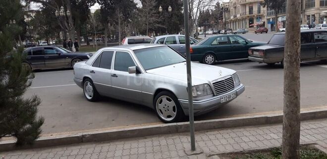 Mercedes E 220 1995, 297,300 km - 2.2 l - Gəncə