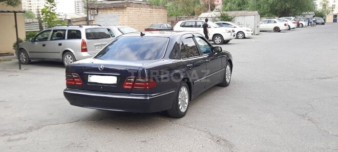 Mercedes E 220 2001, 431,500 km - 2.2 l - Bakı