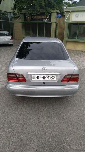 Mercedes E 240 2001, 293,000 km - 2.4 l - Bakı