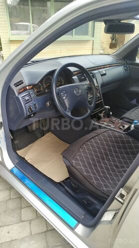 Mercedes E 240 2001, 293,000 km - 2.4 l - Bakı
