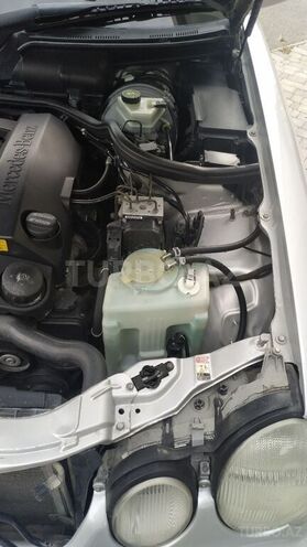 Mercedes E 240 2001, 293,000 km - 2.4 l - Bakı