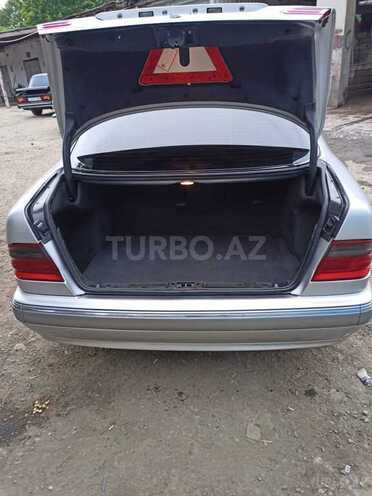 Mercedes E 220 2001, 425,000 km - 2.2 l - Masallı