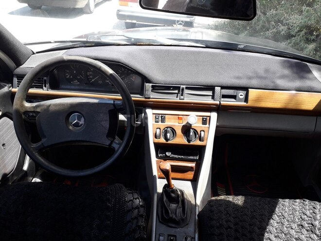 Mercedes E 260 1985, 365,321 km - 2.6 l - Sumqayıt