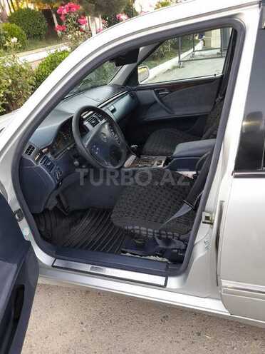 Mercedes E 220 2000, 570,361 km - 2.2 l - Qazax