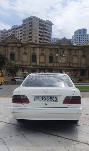 Mercedes E 220 2001, 257,000 km - 2.2 l - Bakı